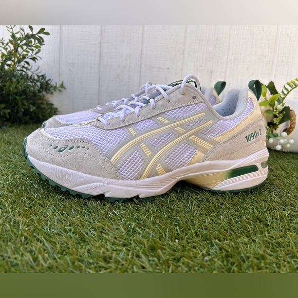 ASICS
WOMEN GEL-1090 V2
RUNNING SHOE size 11 men 9 gently used COLOR:WHITE/green - Picture 8 of 14